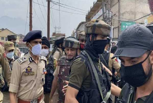 श्रीनगर हमले में पुलिसकर्मी घायल